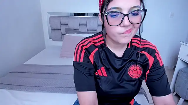 Snapshot of Camilaa_bueno chatting on July 3, 8:37 pm Camilaa bueno online show from July 3, 8:37 pm
