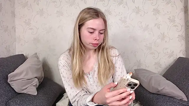 sofiaa here online show from April 29, 12:15 am