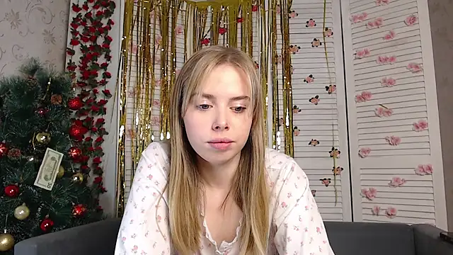 Snapshot of sofiaa_here chatting on December 16, 12:04 am sofiaa here online show from December 16, 12:04 am