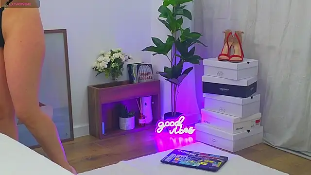 LauraMirage online show from November 28, 6:57 am