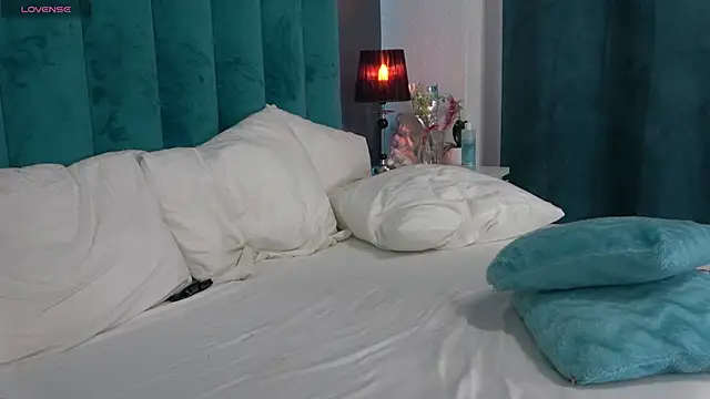 LauraMirage online show from March 7, 10:35 am