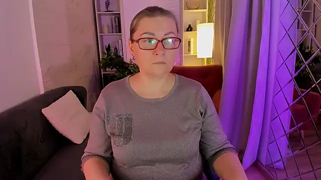 AlexandraKind online show from December 4, 8:30 pm