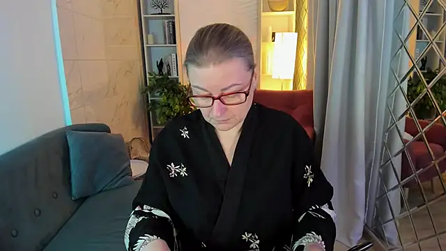 AlexandraKind online show from November 17, 8:35 pm