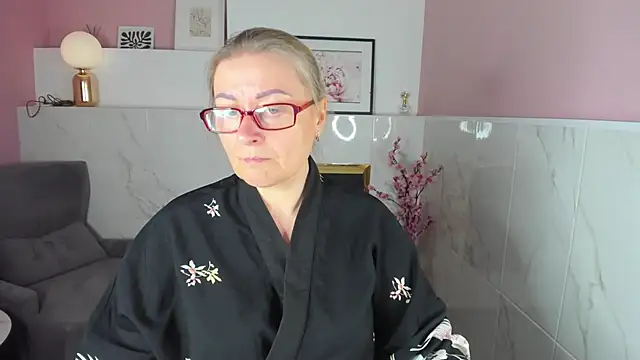 AlexandraKind online show from October 18, 1:35 pm