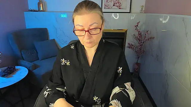 AlexandraKind online show from December 5, 8:50 pm