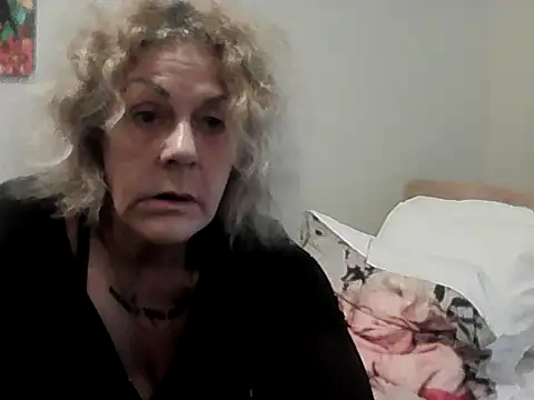 housewife shantie online show from April 4, 8:21 am