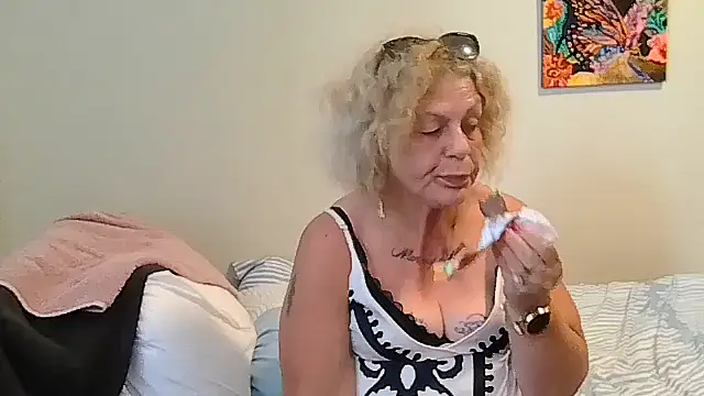 housewife shantie online show from May 26, 2:04 pm