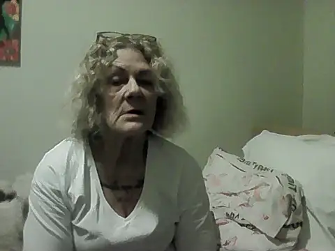 housewife shantie online show from March 8, 7:28 pm