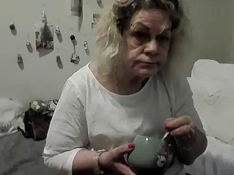 housewife shantie online show from November 29, 8:58 am