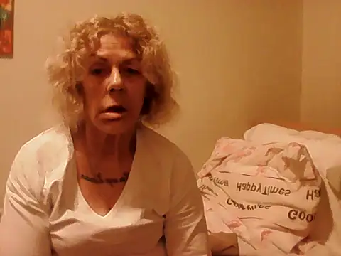 housewife shantie online show from March 7, 7:52 pm