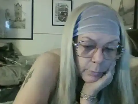 Snapshot of housewife_shantie chatting on March 12, 8:08 am housewife shantie online show from March 12, 8:08 am