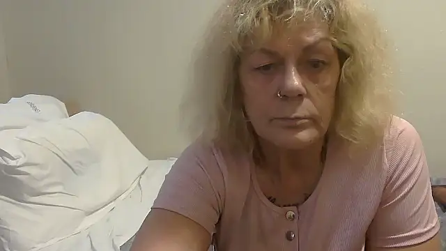 Snapshot of housewife_shantie chatting on September 28, 9:49 am housewife shantie online show from September 28, 9:49 am