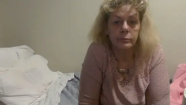 Snapshot of housewife_shantie chatting on October 4, 8:05 am housewife shantie online show from October 4, 8:05 am
