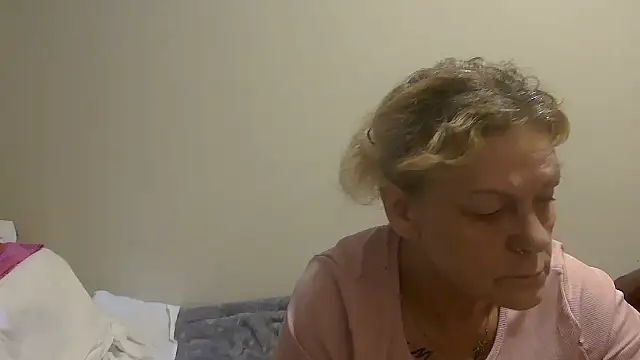 Snapshot of housewife_shantie chatting on October 5, 8:27 am housewife shantie online show from October 5, 8:27 am