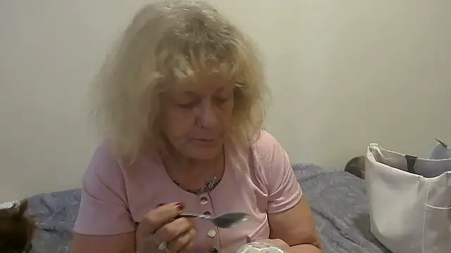 Snapshot of housewife_shantie chatting on September 27, 12:55 pm housewife shantie online show from September 27, 12:55 pm