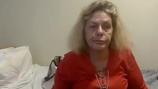 Snapshot of housewife_shantie chatting on October 2, 11:13 am housewife shantie online show from October 2, 11:13 am
