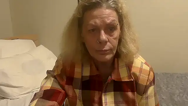 housewife shantie online show from October 22, 6:40 pm