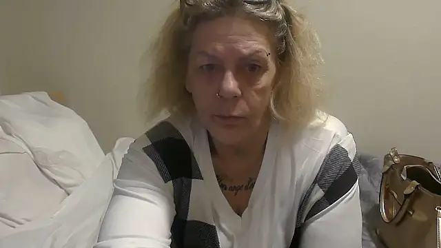 Snapshot of housewife_shantie chatting on October 10, 6:47 am housewife shantie online show from October 10, 6:47 am