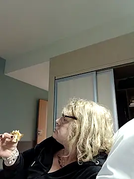 Snapshot of housewife_shantie chatting on December 17, 2:44 pm housewife shantie online show from December 17, 2:44 pm