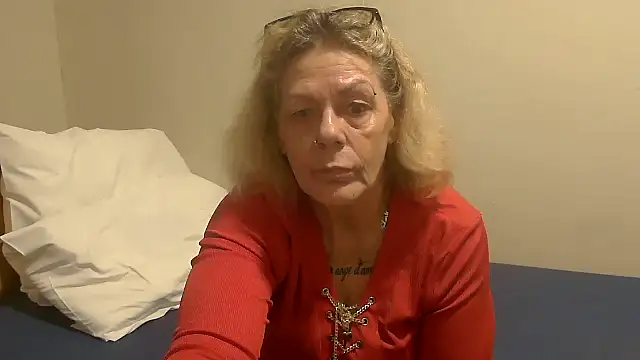 Snapshot of housewife_shantie chatting on October 11, 3:46 pm housewife shantie online show from October 11, 3:46 pm