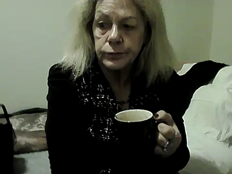 housewife shantie online show from November 13, 7:18 pm