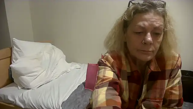 housewife shantie online show from October 23, 8:57 am