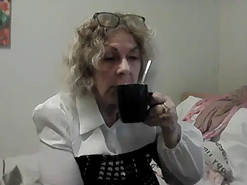 housewife shantie online show from March 11, 12:10 pm