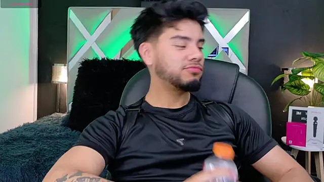 Snapshot of Tommidubois chatting on November 27, 4:13 am Tommidubois online show from November 27, 4:13 am