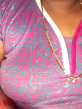 Snapshot of Sexy_Radhikaa chatting on November 21, 4:33 am Sexy Radhikaa online show from November 21, 4:33 am