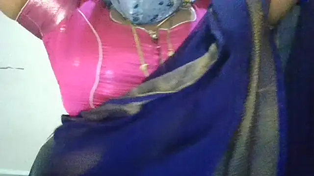 Snapshot of Sexy_Radhikaa chatting on July 15, 4:08 am Sexy Radhikaa online show from July 15, 4:08 am