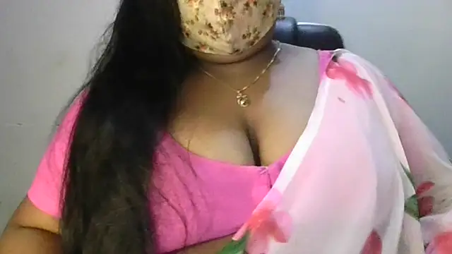 Snapshot of Sexy_Radhikaa chatting on July 13, 6:35 am Sexy Radhikaa online show from July 13, 6:35 am