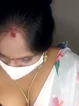 Snapshot of Sexy_Radhikaa chatting on February 28, 12:42 pm Sexy Radhikaa online show from February 28, 12:42 pm