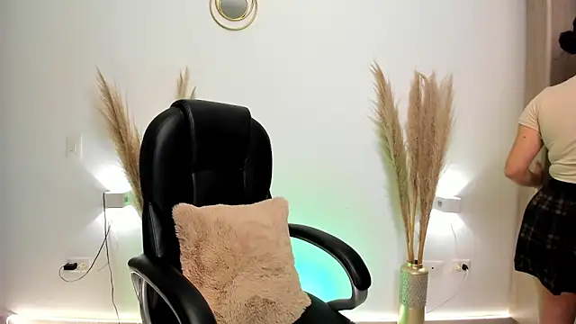 Snapshot of leylaclintonxx chatting on December 19, 4:23 am leylaclintonxx online show from December 19, 4:23 am