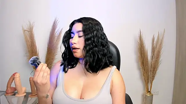 Snapshot of leylaclintonxx chatting on February 2, 10:17 pm leylaclintonxx online show from February 2, 10:17 pm