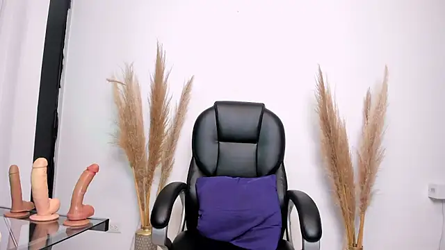 Snapshot of leylaclintonxx chatting on February 1, 5:18 am leylaclintonxx online show from February 1, 5:18 am