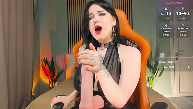 Snapshot of MeganFoxy11 chatting on October 31, 10:12 am MeganFoxy11 online show from October 31, 10:12 am