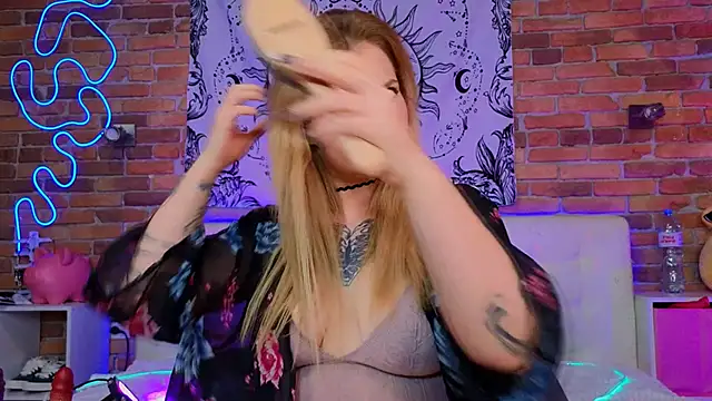 LinaQik online show from February 17, 8:06 pm