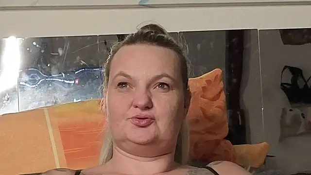 Snapshot of Inked_blondi chatting on October 7, 2:01 am Inked blondi online show from October 7, 2:01 am