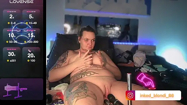 Snapshot of Inked_blondi chatting on February 7, 5:52 am Inked blondi online show from February 7, 5:52 am