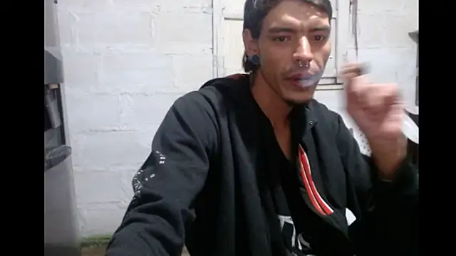 Snapshot of tayler_punk_noise chatting on February 12, 2:14 am tayler punk noise online show from February 12, 2:14 am