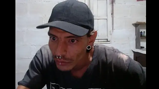 Snapshot of tayler_punk_noise chatting on February 17, 1:15 am tayler punk noise online show from February 17, 1:15 am