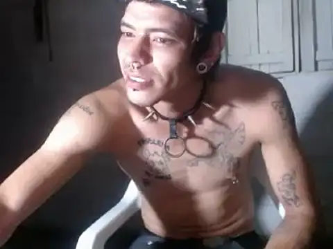 Snapshot of tayler_punk_noise chatting on January 6, 11:52 pm tayler punk noise online show from January 6, 11:52 pm