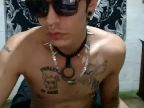 Snapshot of tayler_punk_noise chatting on December 30, 1:26 am tayler punk noise online show from December 30, 1:26 am