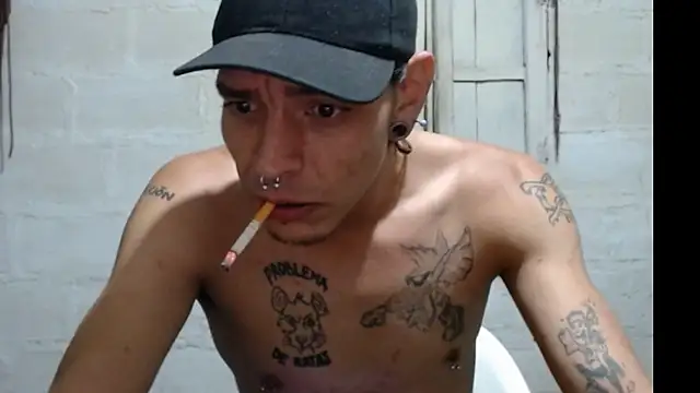 Snapshot of tayler_punk_noise chatting on January 11, 12:12 am tayler punk noise online show from January 11, 12:12 am