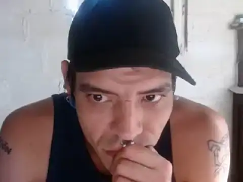 Snapshot of tayler_punk_noise chatting on January 6, 8:50 pm tayler punk noise online show from January 6, 8:50 pm