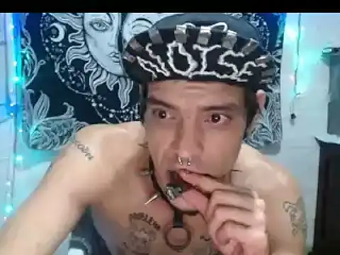 Snapshot of tayler_punk_noise chatting on December 15, 2:08 am tayler punk noise online show from December 15, 2:08 am