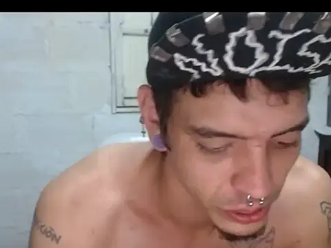 Snapshot of tayler_punk_noise chatting on December 17, 12:56 am tayler punk noise online show from December 17, 12:56 am