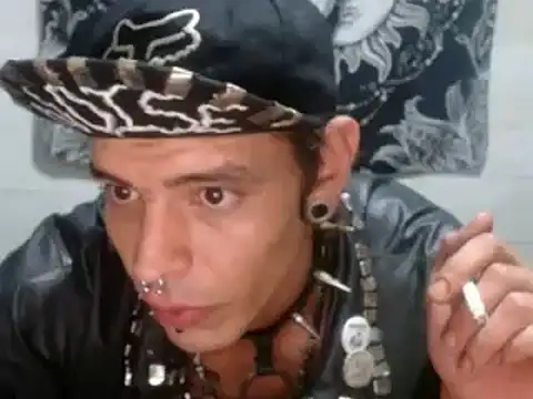 Snapshot of tayler_punk_noise chatting on January 5, 12:31 am tayler punk noise online show from January 5, 12:31 am