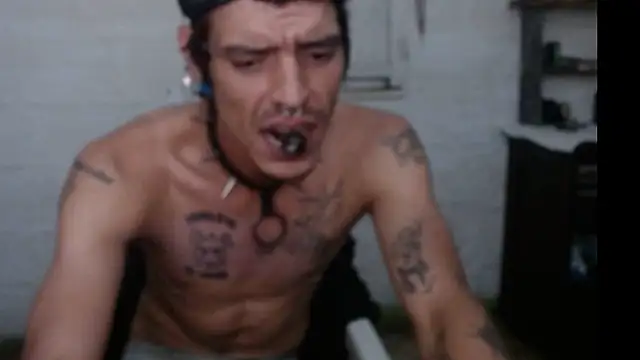 Snapshot of tayler_punk_noise chatting on January 19, 12:49 am tayler punk noise online show from January 19, 12:49 am