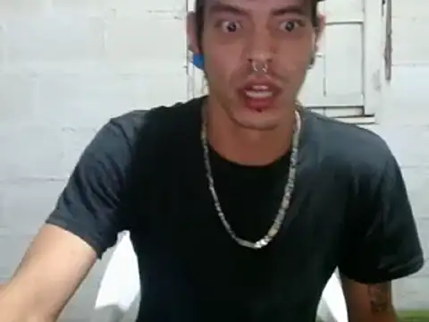 Snapshot of tayler_punk_noise chatting on January 1, 3:23 am tayler punk noise online show from January 1, 3:23 am